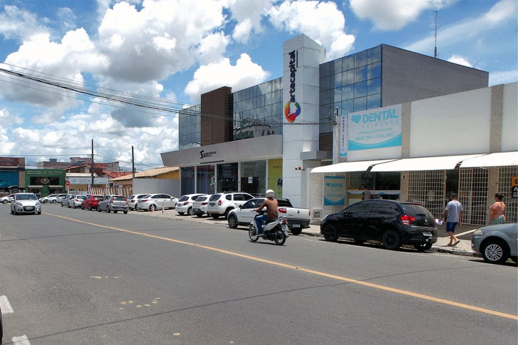Vista lateral da rua da Dental Feirense